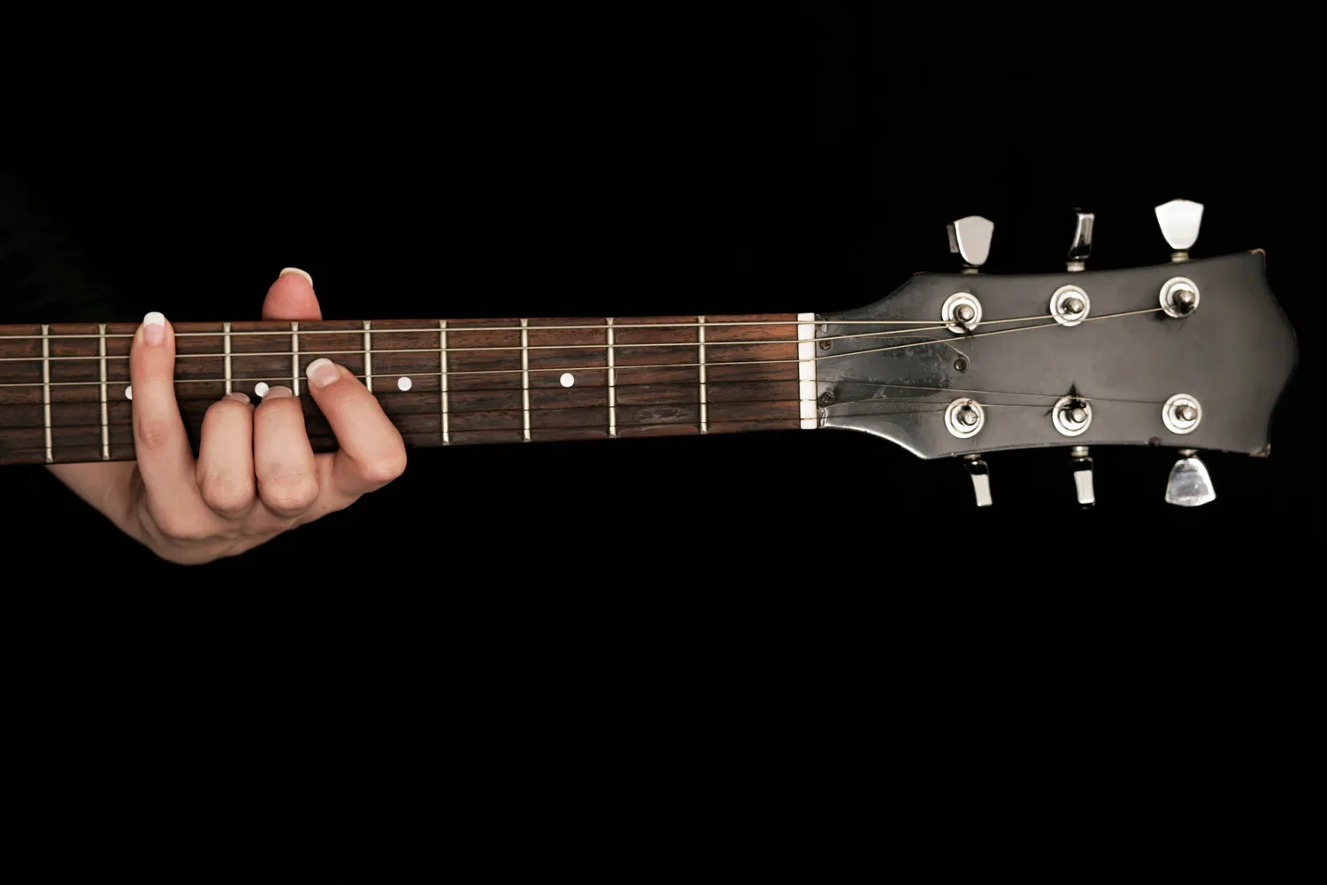 Ile strun ma gitara elektryczna?