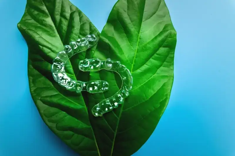 Czy noszenie nakładek Invisalign boli?